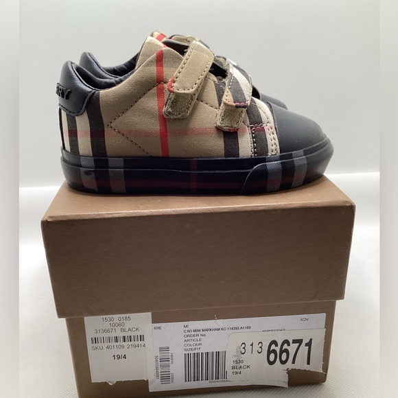 Burberry. NEW!  Infant Size 19. - Picture 5 of 16